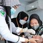 Imunisasi anak yang dilakukan petugas dari Dinas Kesehatan Provinsi Riau. (Liputan6.com/M Syukur)