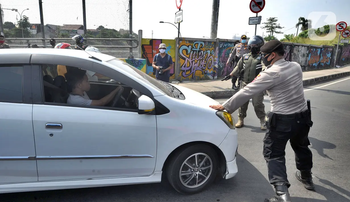Polisi memberhentikan pengendara mobil yang tidak mengenakan masker di kawasan Jalan Ir. H. Juanda, Depok, Jawa Barat, Kamis (23/7/2020). Razia tersebut dilakukan oleh tim gabungan dari Polresta Depok dan Satpol PP. (merdeka.com/Arie Basuki)