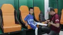 Seorang anak dari suporter PSM Makassar bersiap menjadi pendamping saat laga Piala AFC melawan Home United di Stadion Pakansari, Bogor, Selasa (30/4). Kesempatan ini diberikan oleh Allianz sebagai salah satu sponsor. (Bola.com/Yoppy Renato)