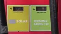 Meteran BBM jenis Solar di di SPBU kawasan Kuningan, Jakarta, Kamis (8/10/2015). Pemerintah menurunkan harga solar dari Rp 6.900/liter menjadi Rp.6.700/liter. Harga baru berlaku mulai Jumat, 9 Oktober mendatang. (Liputan6.com/Angga Yuniar)