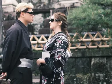 Ranty Maria tak menyia-nyiakan kesempatan menyewa baju kimono untuk kenang-kenangan saat liburan di Jepang. Ranty kemudian membagikan beberapa potretnya dalam balutan kimono hitam bermotif bunga. Di momen itu, bintang serial Heart Series ini melakukan pemotretan bareng sang kekasih, Rayn Wijaya. (Liputan6.com/IG/@rantymaria)