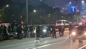 Massa Masuk Jalan Tol, Mobil Diduga Milik Pejabat Dirusak