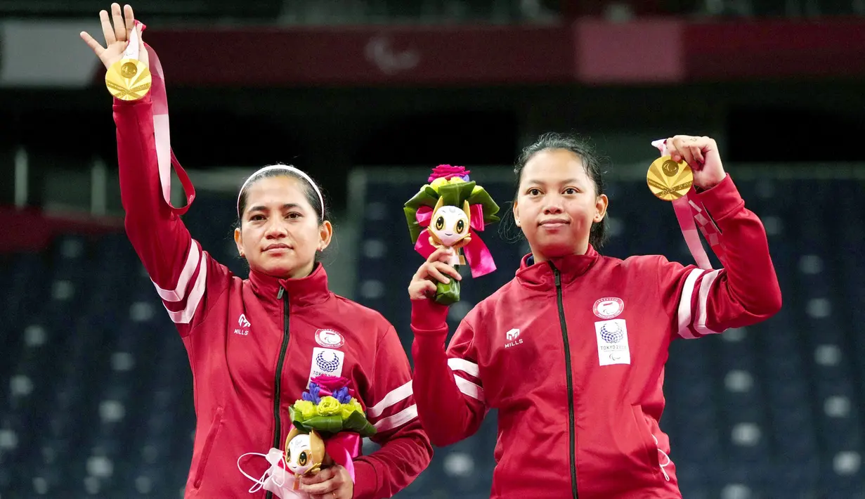Ini merupakan medali emas pertama yang diraih oleh Indonesia usai keduanya sukses mengalahkan pasangan China, Cheng Hefang/Ma Huihui dengan permainan dua gim langsung: 21-18, 21-12. (Foto: AP/Kyodo News/Yohei Nishimura)