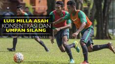 Asisten Pelatih Timnas, Bima Sakti, menjelaskan materi latihan Luis Milla pada Seleksi Timnas U-22.