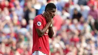 Striker Manchester United, Marcus Rashford, tampak kecewa setelah melakukan penalti saat melawan Crystal Palace pada laga Premier League di Stadion Old Trafford, Manchester, Sabtu (24/8). MU kalah 1-2 dari Palace. (AFP/Lindsey Parnaby)