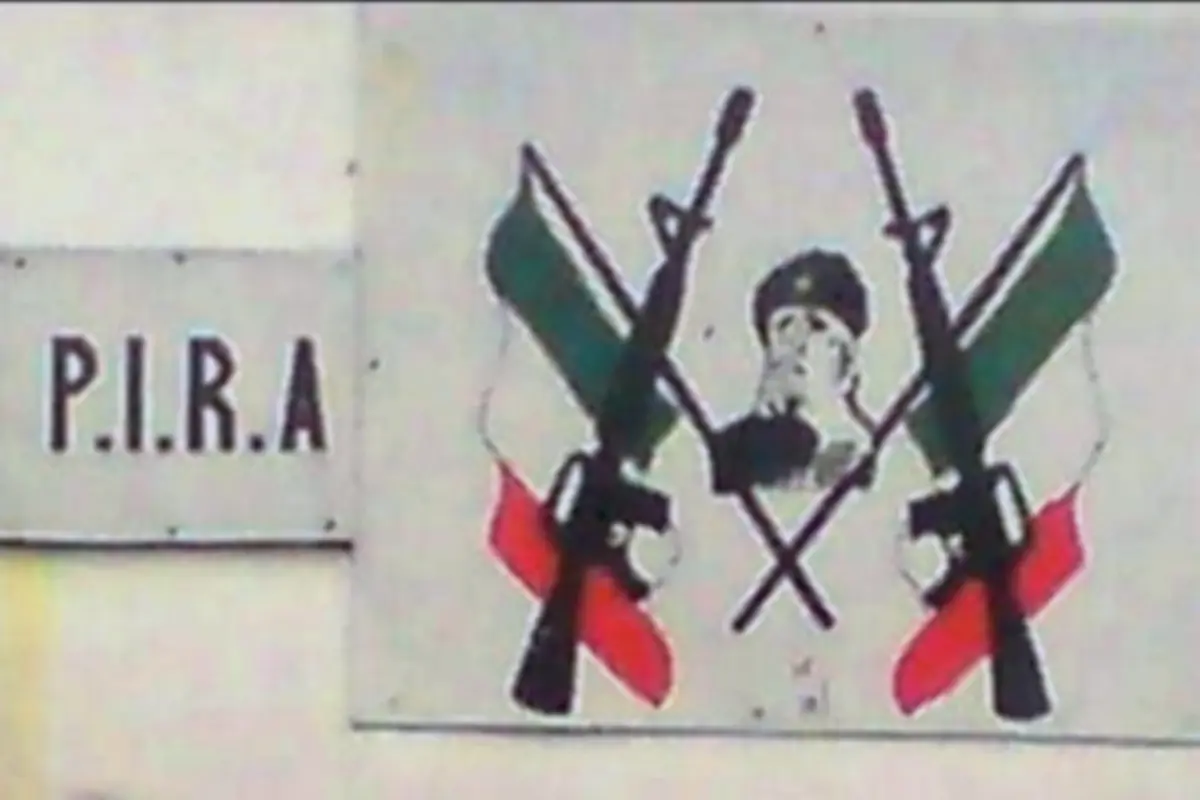 Mural logo Provisional IRA di Irlandia (Wikimedia / Public Domain)