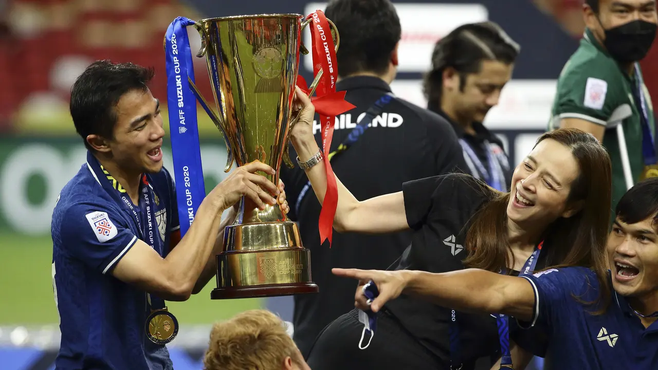 Foto: Potret Madam Pang, Manajer Cantik Nan Tajir Timnas Thailand di Piala AFF 2020
