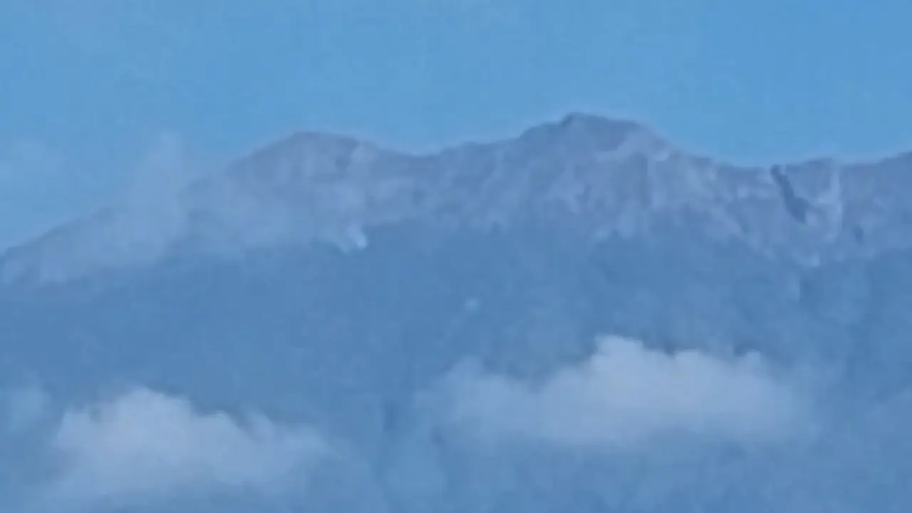 Aktivitas Vulkanik dan Kebakaran Hutan Bayangi Kawasan Gunung Raug