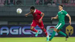 Pemain timnas Indonesia, Yakob Sayuri (kiri), menyundul bola yang membuahkan gol dalam pertandingan uji coba FIFA Matchday melawan timnas Burundi di stadion Patriot Candrabhaga, Bekasi, Sabtu (25/3/2023). (Bola.com/Bagaskara Lazuardi)