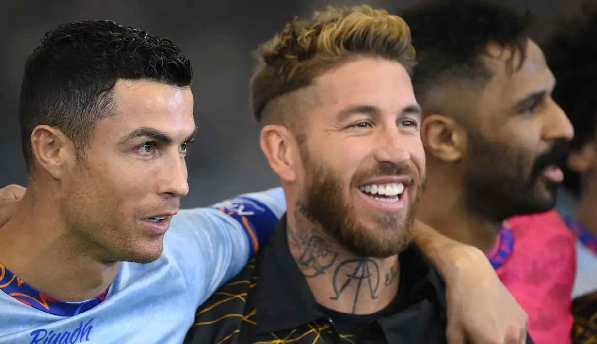 Pemain PSG, Sergio Ramos (tengah) berbincang dengan Cristiano Ronaldo setelah laga Riyadh Season Cup antara Riyadh All-Star melawan PSG yang berlangsung di King Fahd Stadium, Riyadh, Jumat (20/1/2023) dini hari WIB. Momen keakraban keduanya sangat dinantikan dikarenakan Ramos dan Ronaldo sama-sama pernah membela Real Madrid dalam waktu yang lama. (AFP/Franck Fife)