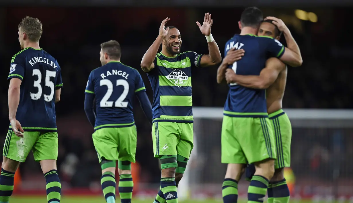 Para Pemain Swansea City merayakan kemenangan atas tuan rumah Arsenal  pada lanjutan Liga Inggris pekan ke-28 di Stadion Emirates, London, Kamis (3/3/2016) dini hari WIB. (Reuters/Dylan Martinez)