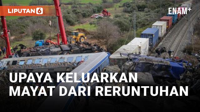 TIM PENCARI MULAI POTONG PANEL LOGAM KERETA UNTUK KELUARKAN MAYAT DARI RERUNTUHAN TABRAKAN