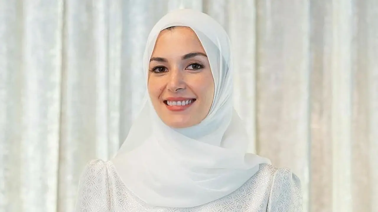 Ayu Ting Ting dan Anisha Rosnah Istri Pangeran Mateen Dibalut Baju Kurung