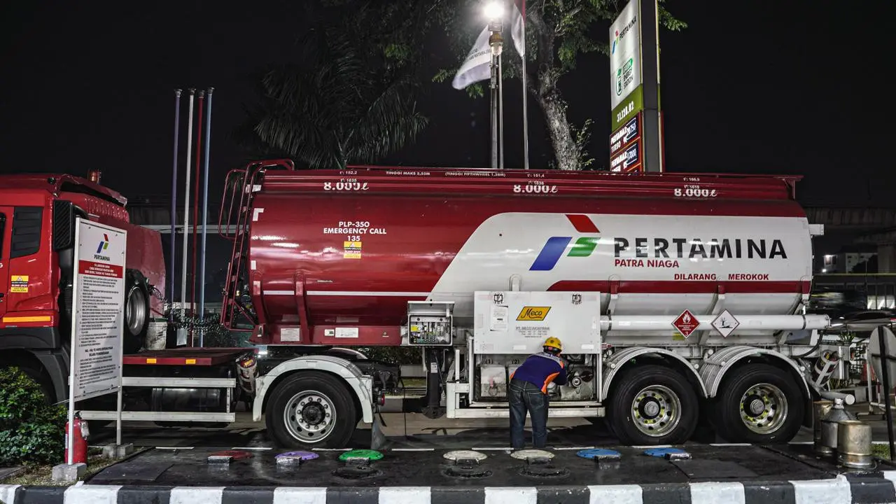 Truk BBM sedang mengisi pasokan di SPBU. Foto: Pertamina Patra Niaga