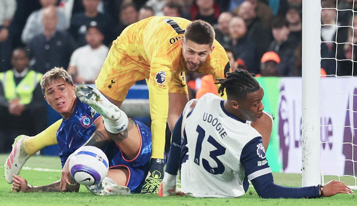 Chelsea tampil tangguh untuk menundukkan perlawanan tim tamu Tottenham. Duel alot selama 90 menit berakhir dengan skor 1-0 untuk kemenangan The Blues. (AP Photo/Ian Walton)