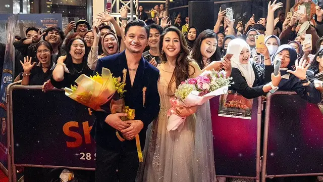 Gaya Memukau Sherina Munaf dan Derby Romero di Gala Premiere Petualangan Sherina 2