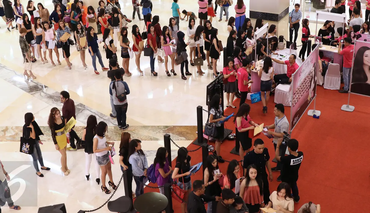 Ratusan perempuan telihat mengantre di arena audisi ajang pencarian bakat Miss Celebrity (Micel) 2015 yang digelar di Mall Kota Kasablanka, Jakarta, Sabtu (10/10). Audisi Micel 2015 digelar di tujuh kota di Indonesia. (Liputan6.com/Herman Zakharia)