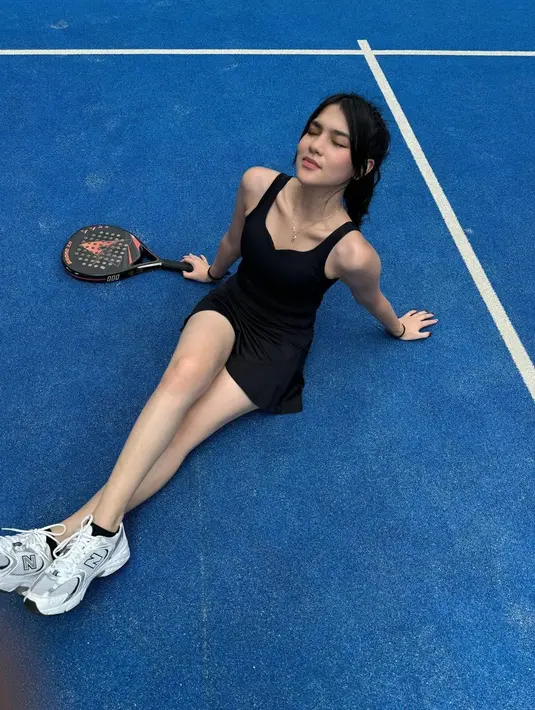 Tak hanya basket saja, wanita kelahiran 17 Agustus 2002 ini juga menjajal beberapa olahraga lainnya. Kini, dirinya juga tampak aktif menjajal olahraga tenis. (Liputan6.com/IG/@davinaakaramoy)
