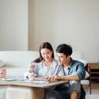 Ilustrasi pasangan mengelola keuangan. (c) Shutterstock/JodieWangss