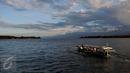 Warga menaiki perahu penyebrangan menuju Pulau Mansinam, Manokwari, Papua Barat, Senin (15/8). Setiap 5 Februari, ribuan orang dari penjuru Papua datang memperingati penyebaran agama Kristen di tanah Papua. (Liputan6.com/HelmiFithriansyah)
