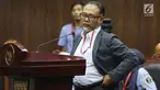 Mantan Komisioner KPK, Bambang Widjojanto menyampaikan pendapatnya dalam sidang lanjutan uji materi terkait hak angket di Mahkamah Konstitusi (MK) Jakarta, Selasa (5/9). Bambang dihadirkan sebagai saksi ahli dalam sidang itu. (Liputan6.com/Johan Tallo)