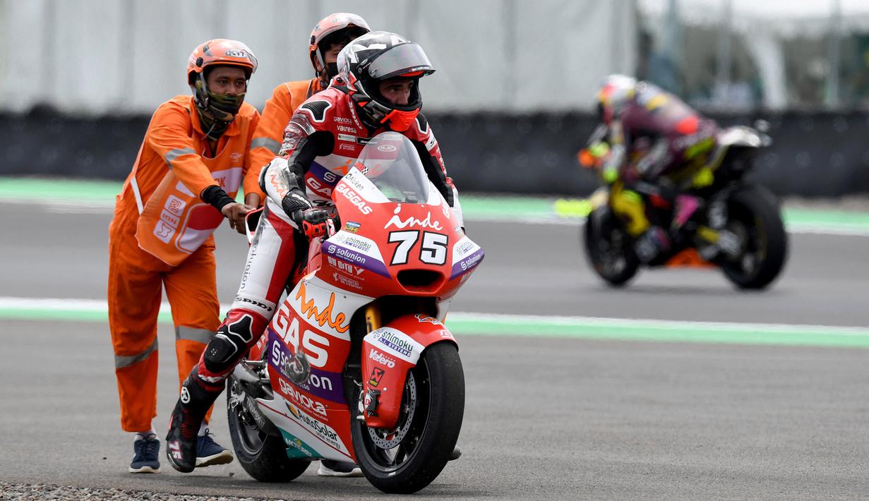 Target ke depan, gelaran MotoGP Mandalika diharapkan memperkerjakan semua marshal dari Indonesia. Untuk edisi tahun ini, MotoGP Mandalika masih mendapat bantuan dari sebelas marshal asal Malaysia. (AFP/Sonny Tumbelaka)