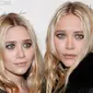 Mantan bintang TV, Mary-Kate dan Ashley Olsen yang kini menjelma menjadi perancang pakaian ternama ini, dikabarkan hanya tersenyum lebar ataupun tertawa ketika tidak di depan kamera. (Cindy Ord/Getty Images/AFP)