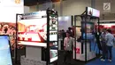 Pengunjung melihat pameran Indocomtech 2018, Jakarta, Rabu (31/10). Indocomtech 2018 diikuti 250 eksibitor, dari bidang telekomunikasi, komputer, software, games, smartphone, elektronik, dan aksesori yang ada di Indonesia. (Liputan6.com/Angga Yuniar)