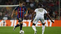 Gelandang Barcelona Pablo Torre berlari dengan bola di depan gelandang Bayern Munchen Ryan Gravenberch pada matchday kelima Grup C Liga Champions di Camp Nou, Barcelona, Spanyol, Kamis (27/10/2022). Tim raksasa Bundesliga itu tampil solid sejak awal pertandingan, bahkan terus mengancam lawannya. (AP Photo/Joan Monfort)