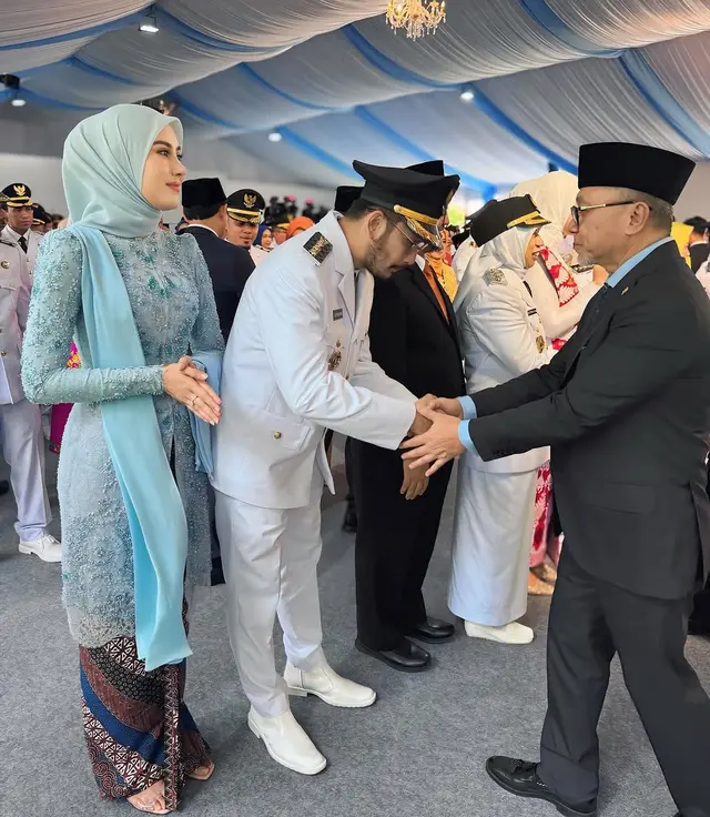 7 Potret Syahnaz Sadiqah tampil elegan dalam seragam PKK, auranya ibu-ibu pejabat