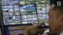 Petugas memantau kondisi lalu lintas melalui monitor kamera pengawas (CCTV) berpengeras suara di ruang Network Operation Center (NOC) Unit Pelayanan Sistem Pengendali Lalu Lintas (UP SPLL) Dishub DKI Jakarta, Kamis (5/10). (Liputan6.com/Faizal Fanani)