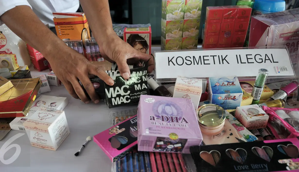 Petugas menata kosmetik ilegal saat pemusnahan barang bukti hasil sitaan di Cipayung, Jakarta, Kamis (25/8). BPOM memusnahkan 356.309 barang bukti yang terdiri dari 11.164 pangan impor dan 345.145 kosmetik ilegal senilai Rp16 M (Liputan6.com/Yoppy Renato)