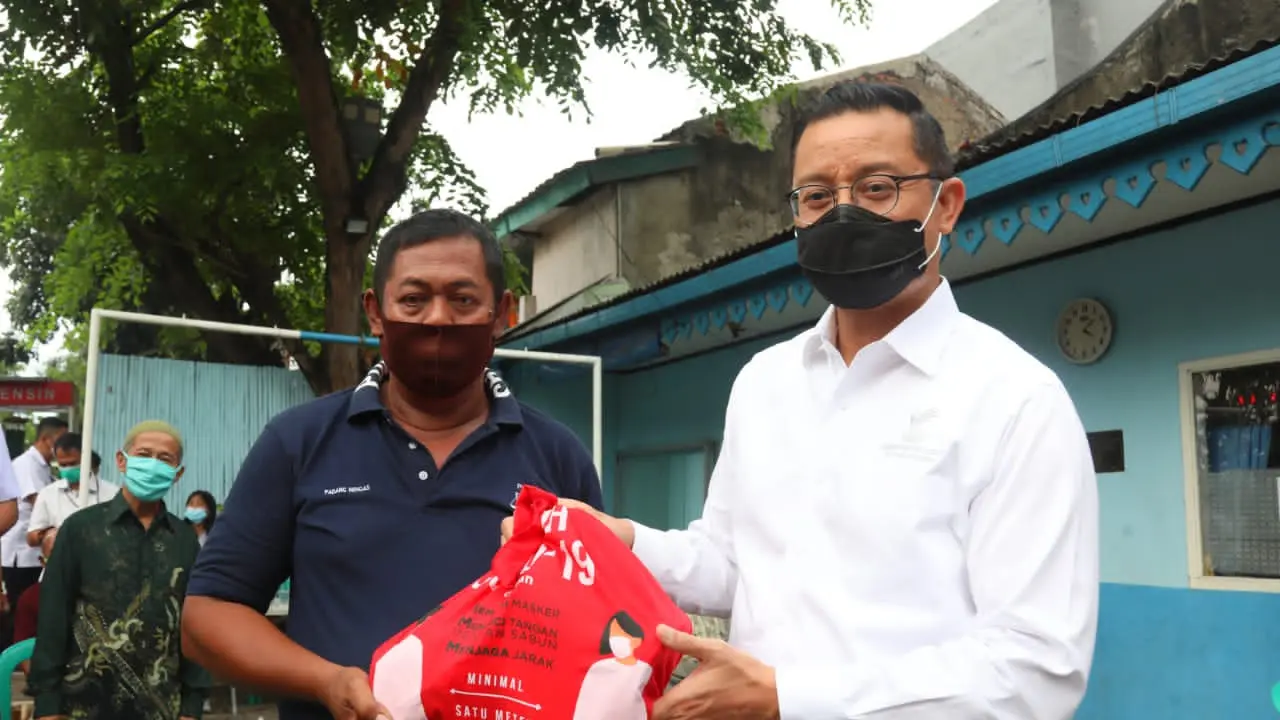Mensos Juliari Blusukan Bagikan Bansos Sembako ke Tiga Titik Distribusi di DKI Jakarta