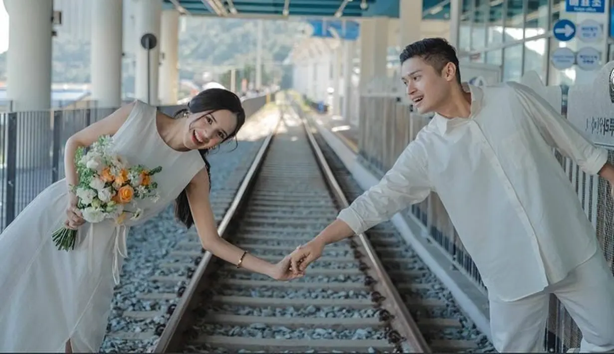 Salah satunya saat ia kenakan sleeveless linen dress sambil memegang hand bouquet. Sedangkan Rizki Natakusumah kenakan kemeja lengan panjang dan celana putih. [@bebyesofficialreal]