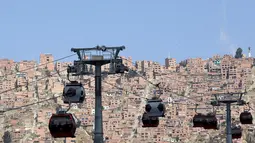 Kendaraan kabel ini bergerak melintasi jalur tali kawat yang membentang diantara El Alto dan La Paz, Bolivia, (24/6/2014). (REUTERS/David Mercado)