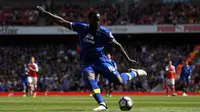 Penyerang Everton, Romelu Lukaku, dikabarkan telah resmi berseragam Manchester United. (AFP/Justin Tallis)