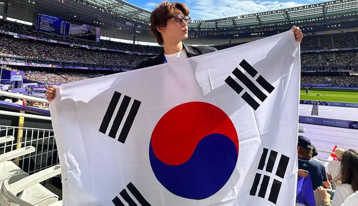 Minho SHINee membagikan potret keseruannya menonton Olimpiade Paris 2024. Ia secara langsung mendukung penuh Timnas Korea Selatan yang sedang berjuang di olimpiade. Bahkan, rapper boyband SHINee ini dengan bangga membentangkan bendera Korea Selatan di bangku penonton. (Liputan6.com/IG/@choiminho_1209)