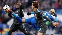 Gelandang Leicester City, Riyad Mahrez (tengah) berusaha mengontrol bola dari kawalan dua pemain Chelsea, N'Golo Kante dan Marcos Alonso saat bertanding pada perempatfinal Piala FA di stadion King Power, Inggris (18/3). (AP Photo / Frank Augstein)