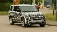 Land Rover Defender 130 tertangkap kamera tengah uji jalan. (Autocar UK)