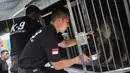 Pelatih memberi makanan ke seekor anjing unit k-9 saat mengikuti simulasi mencari barang bukti narkoba di Monumen Nasional, Jakarta, Selasa (6/12). Sejauh ini, BNN telah memiliki 50 anggota pasukan K9. (Liputan6.com/Faizal Fanani)