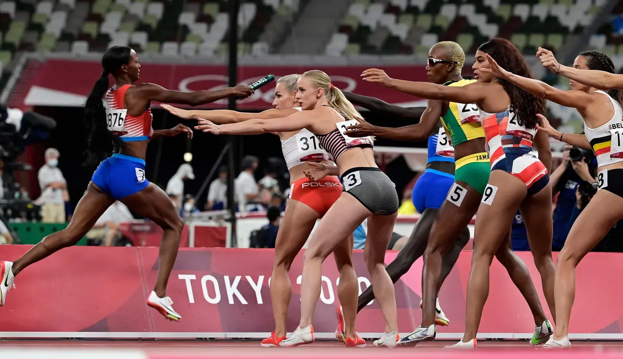 Atlet bertanding dalam final estafet 4x400m putri pada Olimpiade Tokyo 2020 di Olympic Stadium, Tokyo, Sabtu (7/8/2021). (Foto: AFP/Javier Soriano)