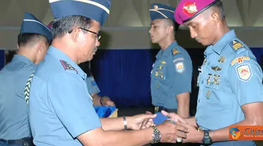 Citizen6, Surabaya: Komandan Kobangdikal mengatakan, Pendidikan Spesialisasi Perwira dan pendidikan Dasar Kecabangan adalah awal pengembangan pendidikan pertama dalam peningkatan kemapuan seorang prajurit. (Pengirim: Penkobangdikal)