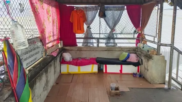 Tunawisma Ini Sulap Area Jembatan Layang Jadi Kamar Tidur, Lengkap dengan Tirai