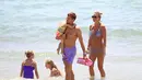 Kapten Timnas Inggris dan Liverpool itu memilih Pulau Ibiza melepaskan penat usai menjalani partai berat di Piala Dunia 2014(dailymail.co.uk)