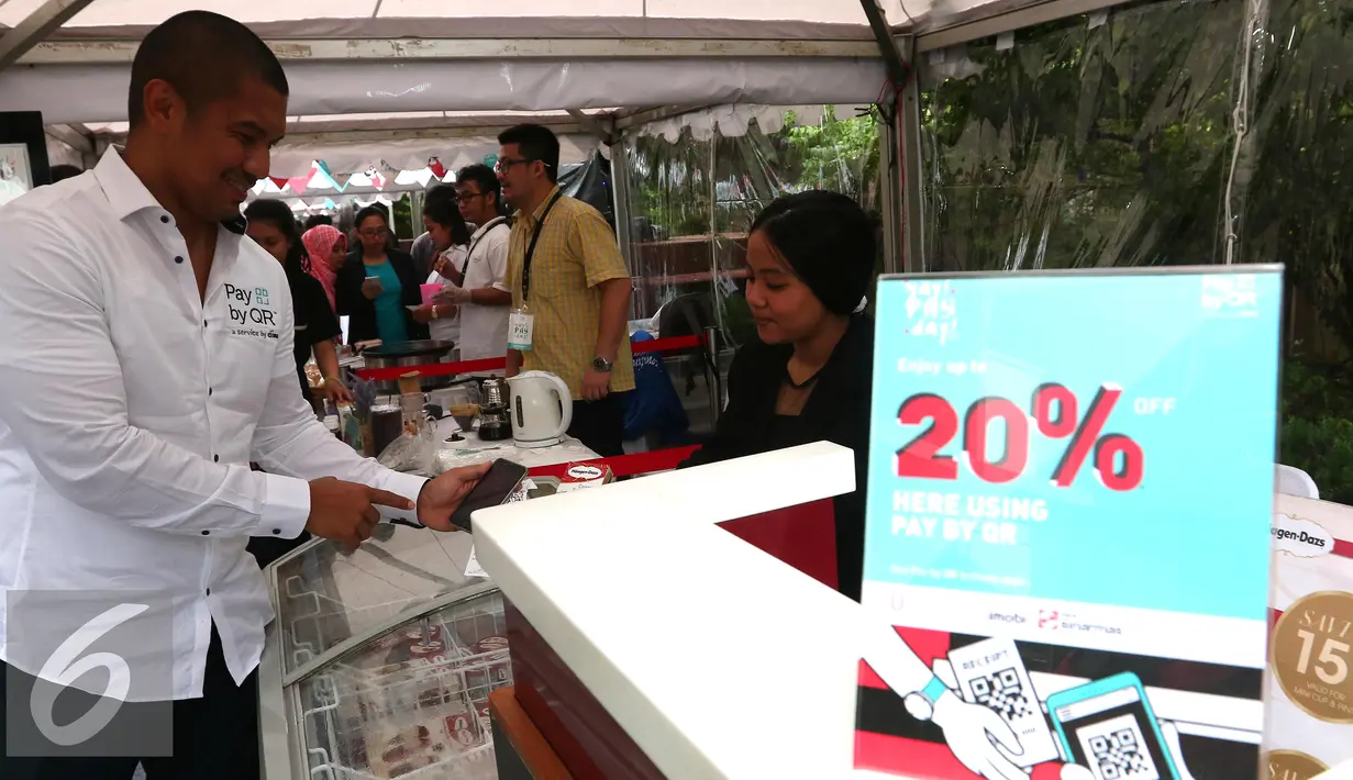 CEO Dimo Pay Indonesia Brata Rafly (kiri) mencoba QR Store saat Dimo Pop Up Market di Jakarta, Selasa (26/4). Solusi pembayaran melalui pemindaian kode QR ini, diklaim merupakan alternatif pembayaran baru yang efisien. (Liputan6.com/Angga Yuniar)