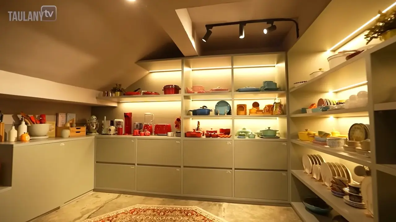 Tempat penyimpanan alat masak dan alat makan Tompi. [Foto: YouTube/TaulanyTV]