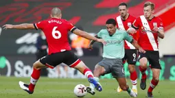 Pemain Everton, Allan, berusaha melewati pemain Southampton pada laga Liga Inggris di Stadion St. Mary's Minggu (25/10/2020). Southampton menang dengan skor 2-0. (AP Photo/Frank Augstein, Pool)