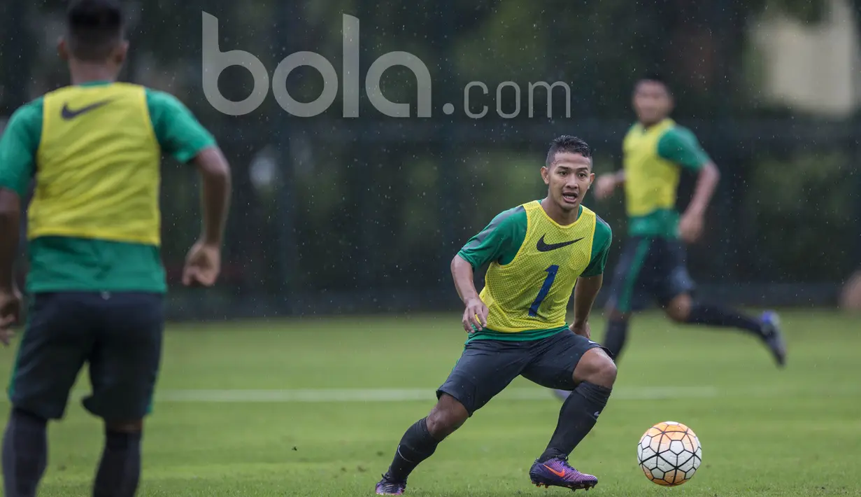 Persaingan lebih berat dihadapi oleh Gian Zola, dirinya harus bersaing dengan bintang masa depan Indonesia, Evan Dimas. (Bola.com/Vitalis Yogi Trisna)