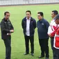 Presiden Joko Widodo berbincang dengan Menpora, Menteri PUPR, Kepala Bekraf, dan Ketua Inasgoc saat meninjau sejumlah venue Asian Games 2018 di Kompleks Gelora Bung Karno, Jakarta, Senin (25/6). (Liputan6.com/Angga Yuniar)