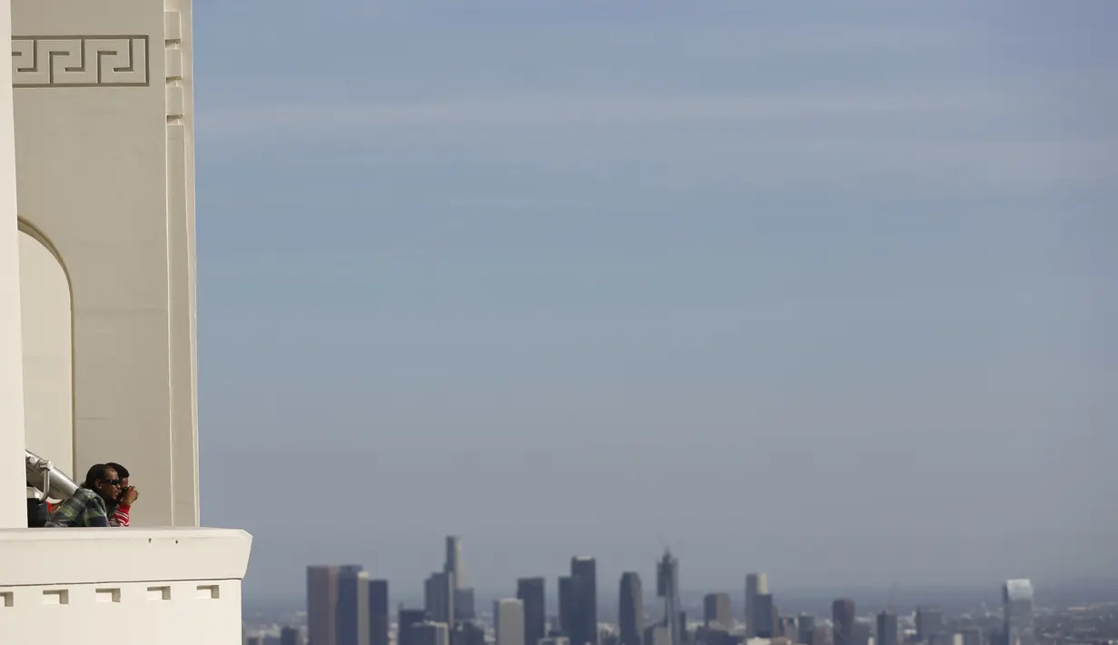 Wisatawan melihat pemandangan Kota Los Angeles dari puncak bangunan Griffith Observatory & Planetarium, California (14/3/2016). (Reuters/ Mario Anzuoni)